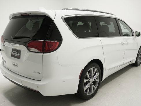 Used 2018 Chrysler Pacifica Limited w/ Tire & Wheel Group image 4
