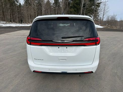 Used 2023 Chrysler Pacifica Touring-L FWD image 4