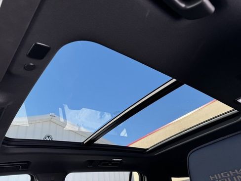 Certified 2024 Chevrolet Suburban High Country image 6