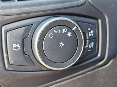 Used 2018 Ford Focus SE w/ Cold Weather Package FWD image 17