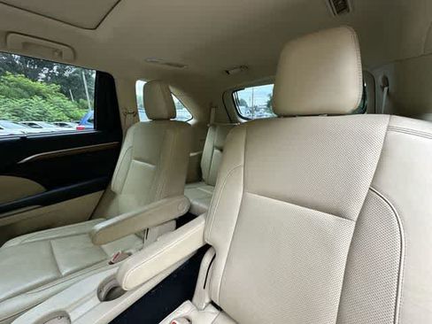 Used 2017 Toyota Highlander Limited Platinum AWD/4WD image 18
