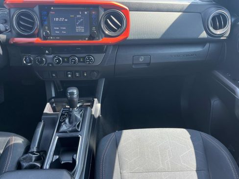Used 2018 Toyota Tacoma TRD Off-Road AWD/4WD image 15