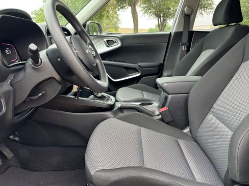 Used 2025 Kia Soul LX w/ LX Technology Package FWD image 27