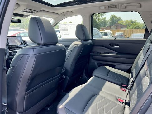 New 2025 Nissan Pathfinder Platinum w/ Black Appearance Package image 32