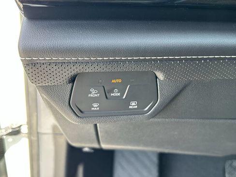 Used 2024 Volkswagen Atlas SE FWD image 18