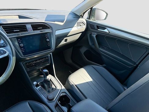 Used 2022 Volkswagen Tiguan SE w/ Panoramic Sunroof Package image 28
