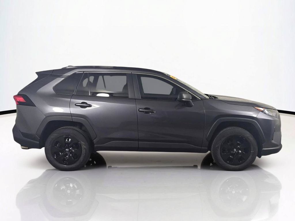 Used 2021 Toyota RAV4 LE FWD image 3