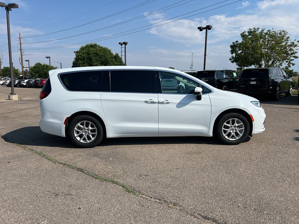 Used 2023 Chrysler Pacifica Touring-L FWD image 15