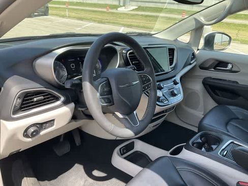 Used 2023 Chrysler Pacifica Touring-L image 10