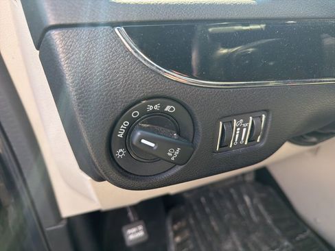 Used 2019 Dodge Grand Caravan SXT w/ Driver Convenience Group image 13