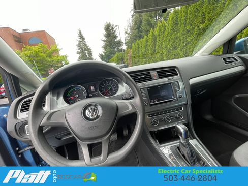 Used 2016 Volkswagen e-Golf SE w/ DC Fast Charging Package FWD image 33
