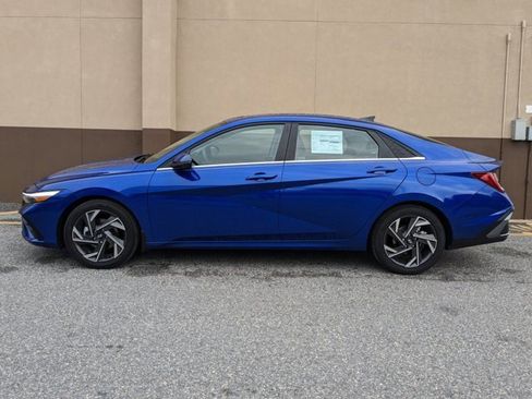 New 2025 Hyundai Elantra Limited image 9