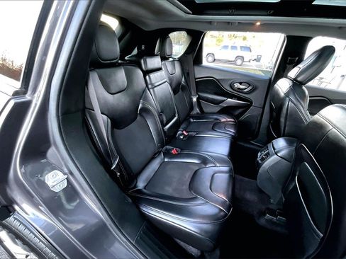 Used 2019 Jeep Cherokee Latitude Plus w/ Comfort/Convenience Group image 19