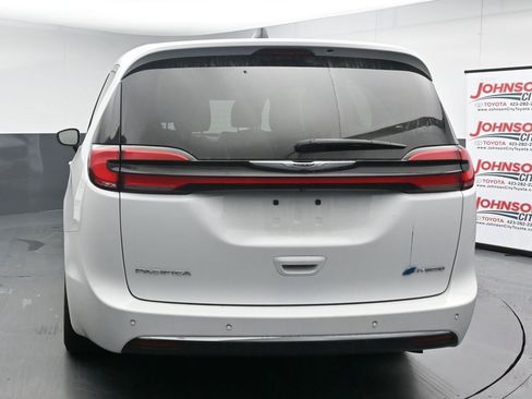 Used 2024 Chrysler Pacifica Limited FWD image 7