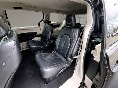 Used 2022 Chrysler Pacifica Touring-L FWD image 27