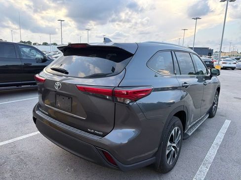 Used 2022 Toyota Highlander XLE AWD/4WD image 5