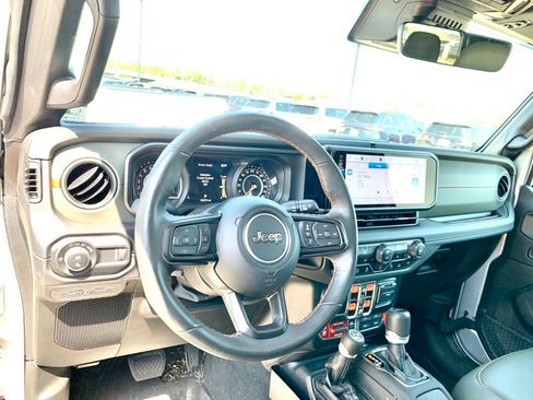 Used 2024 Jeep Gladiator Mojave AWD/4WD image 11