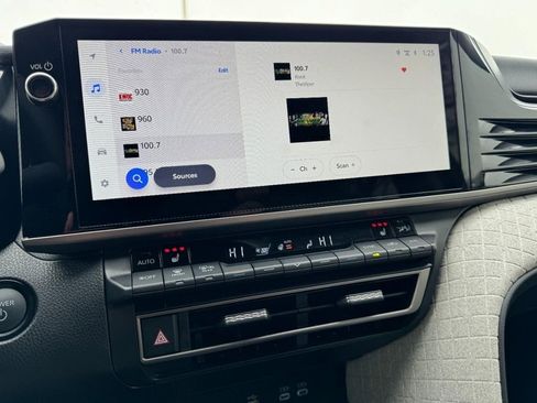 Used 2025 Toyota Camry XLE image 18