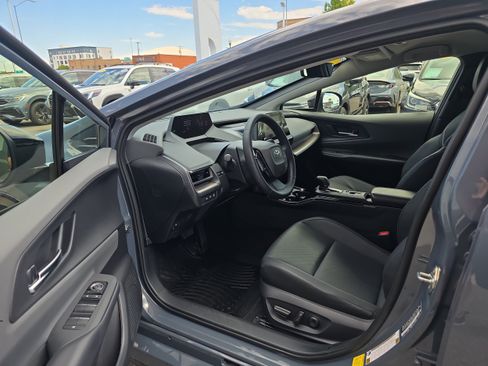 Used 2025 Toyota Prius XLE AWD/4WD image 2