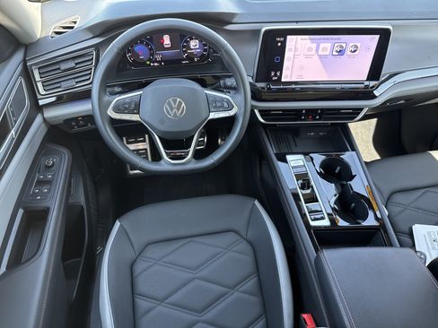 Used 2025 Volkswagen Atlas Peak Edition SE image 7
