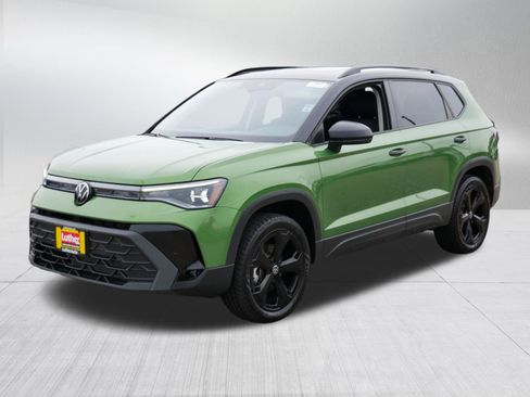 Used 2025 Volkswagen Taos SE AWD/4WD image 3