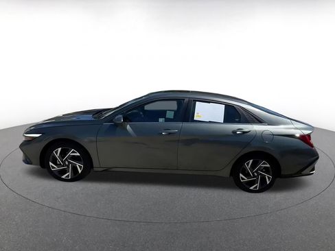 Used 2025 Hyundai Elantra Limited image 8