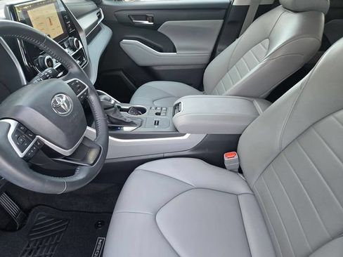 Certified 2024 Toyota Highlander XLE AWD/4WD image 18