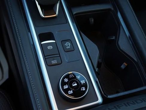 Used 2024 Nissan Pathfinder SV image 28