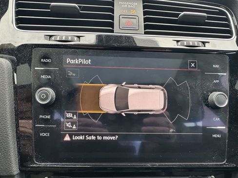 Used 2018 Volkswagen Golf S image 31