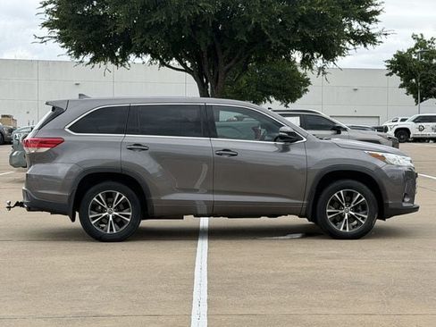 Used 2018 Toyota Highlander Plus FWD image 3