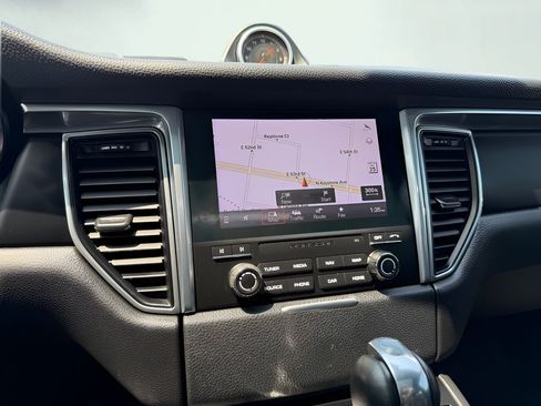 Used 2018 Porsche Macan AWD/4WD image 48