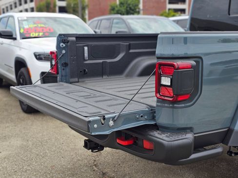 New 2026 Jeep Gladiator Sport AWD/4WD image 9