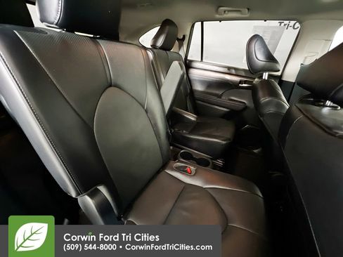 Used 2023 Toyota Highlander Limited image 17