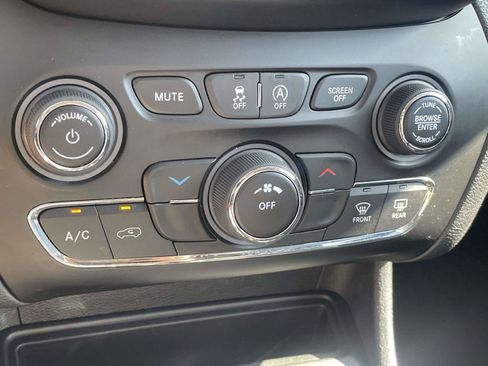 Used 2021 Jeep Cherokee Latitude Plus w/ Sun & Sound Group FWD image 18