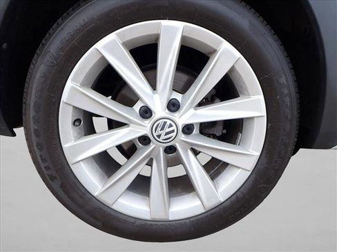 Used 2018 Volkswagen Golf SE image 7