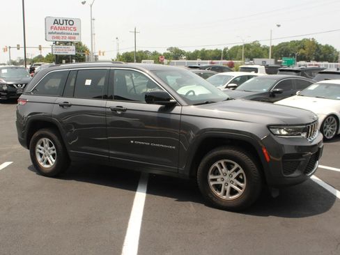 Used 2022 Jeep Grand Cherokee Laredo w/ Luxury Tech Group I AWD/4WD image 10