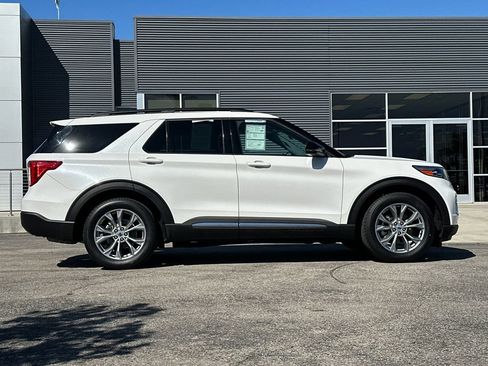 Certified 2022 Ford Explorer XLT w/ Equipment Group 202A image 3