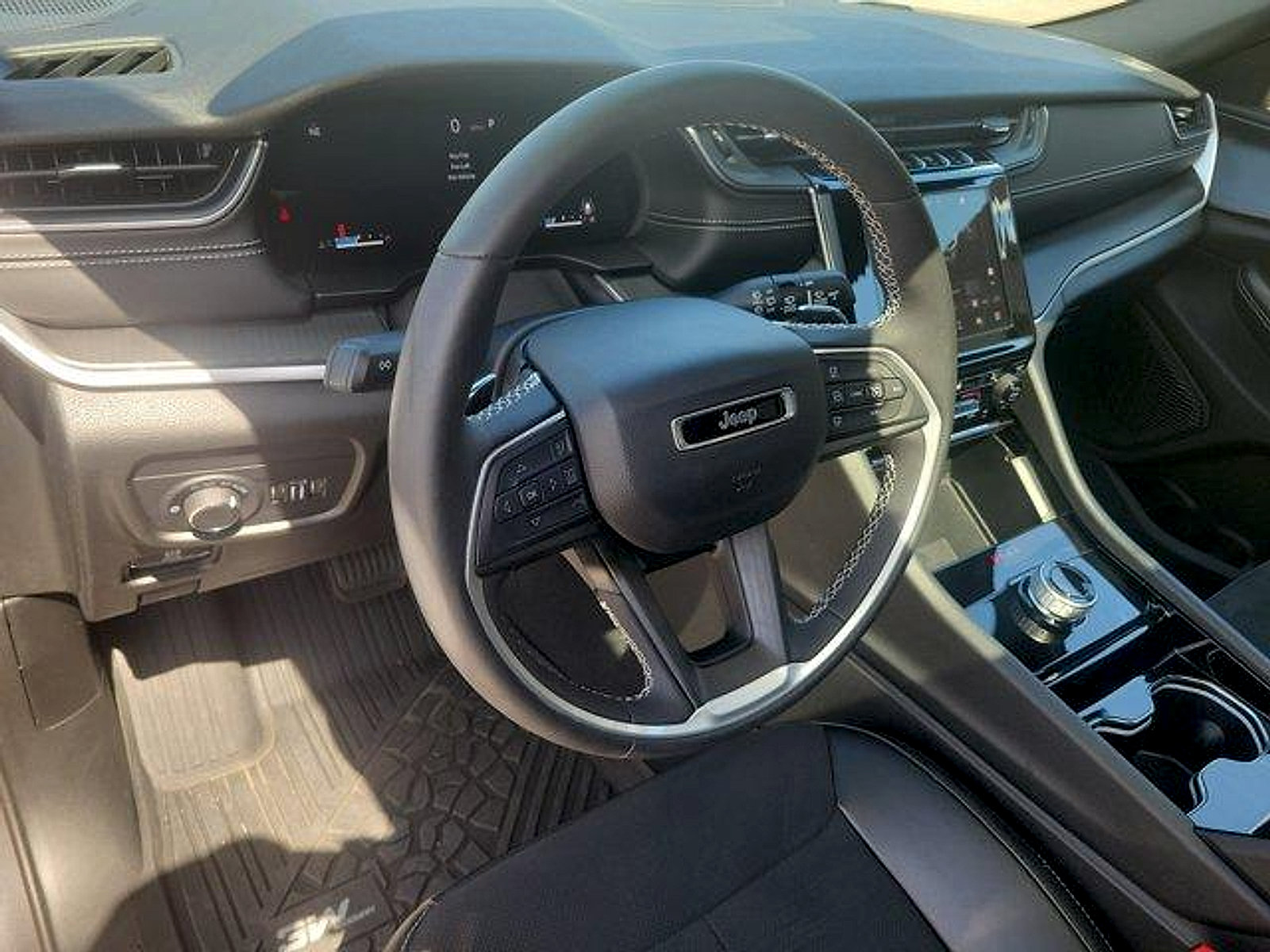Used 2023 Jeep Grand Cherokee Altitude RWD image 13