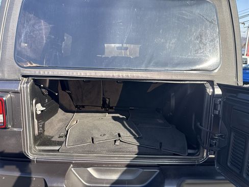 Used 2019 Jeep Wrangler Unlimited Sahara image 13