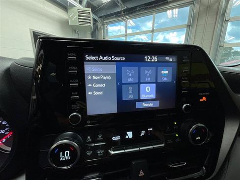Used 2021 Toyota Highlander LE FWD image 18