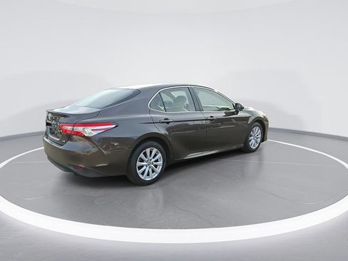Used 2018 Toyota Camry LE image 10