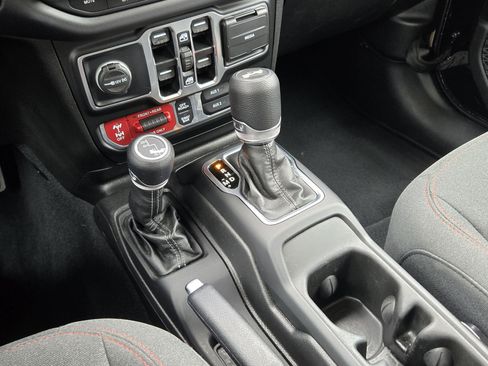 Used 2025 Jeep Wrangler Unlimited Rubicon AWD/4WD image 15