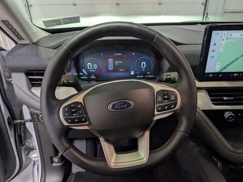 Used 2025 Ford Explorer Active AWD/4WD image 17