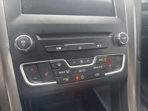 Used 2017 Ford Fusion SE w/ Fusion SE Technology Package image 15