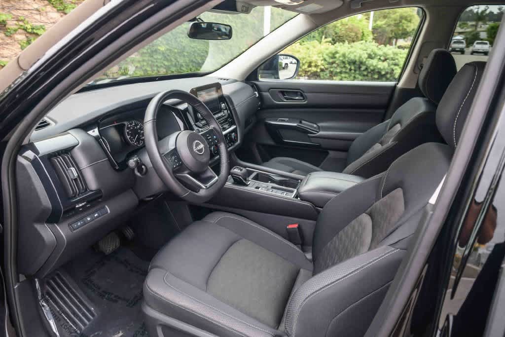Used 2024 Nissan Pathfinder SV w/ SV Premium Package FWD image 17