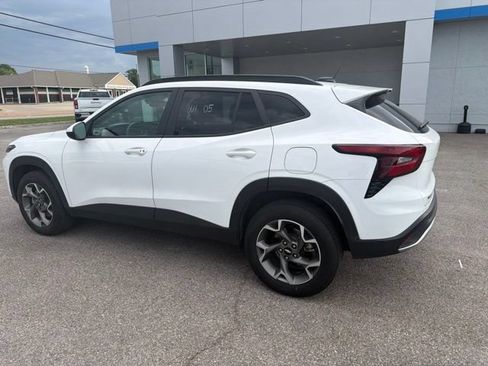 Used 2025 Chevrolet Trax LT FWD image 30