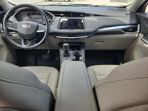 Used 2021 Cadillac XT4 Luxury w/ Cold Weather Package AWD/4WD image 12