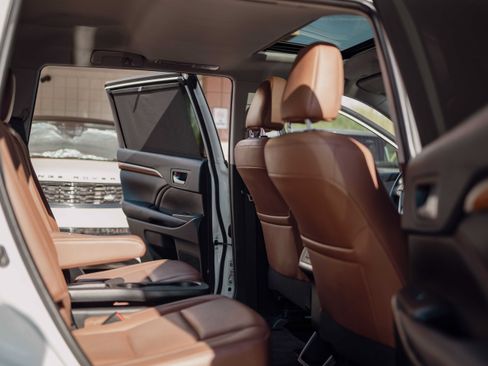 Used 2019 Toyota Highlander Limited w/ Carpet Mat Package (TMS) FWD image 16