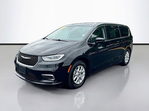 Used 2024 Chrysler Pacifica Touring-L FWD image 3