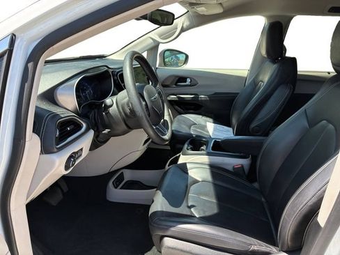 Used 2023 Chrysler Pacifica Touring-L FWD image 11